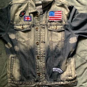 Jean jacket with embroidered patches
